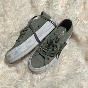Women’s platform converse